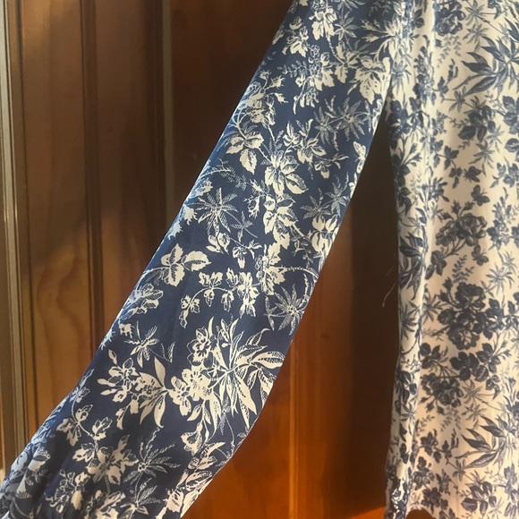 A beautiful button-up blouse to dress up or go casual. Navy & white floral. - Picture 6 of 8